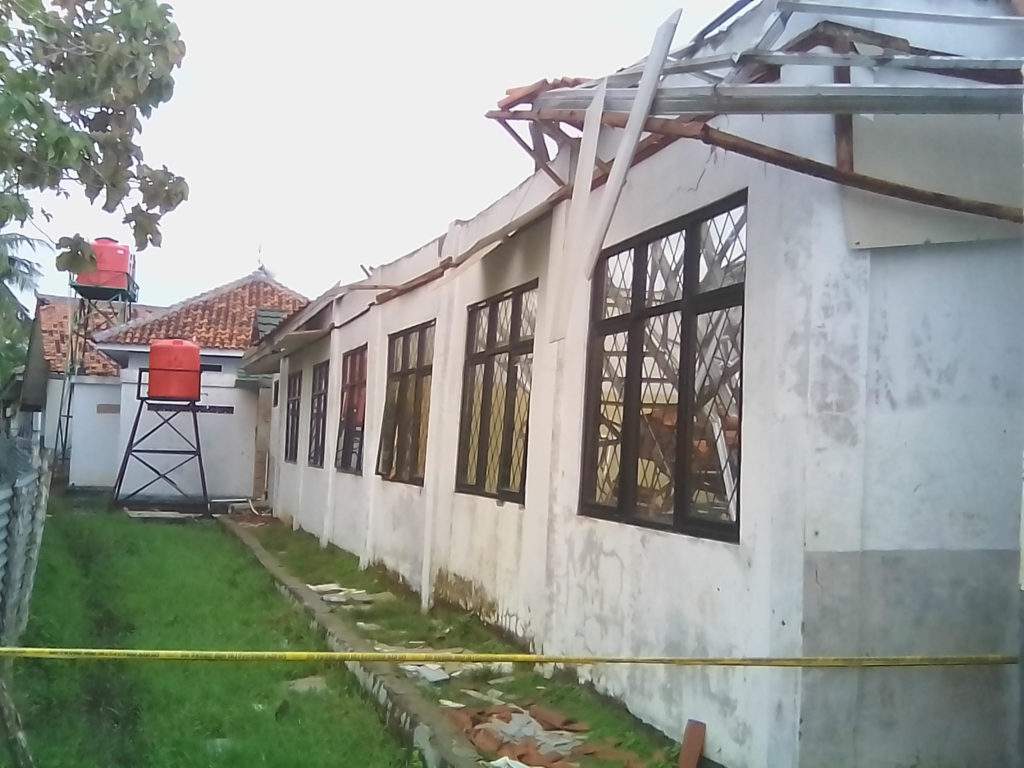 Police Line Di Lokasi Ambruknya SMAN 1 Muaragembong Dilepas