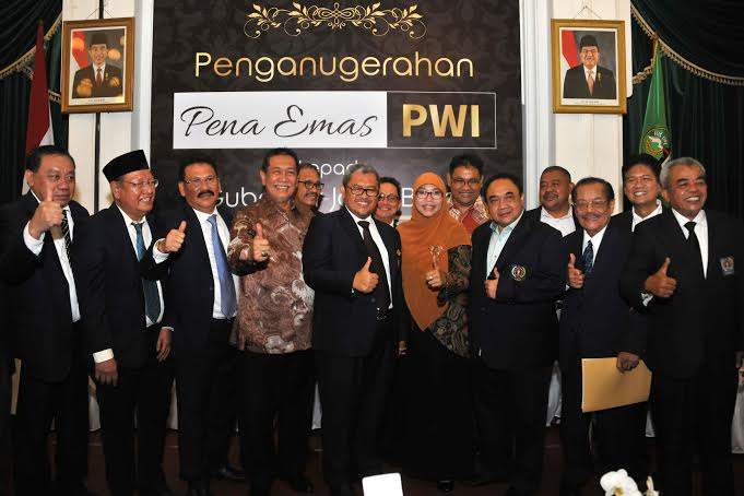 "Jurnalisme Tabayyun" Antarkan Gubernur Aher Raih Pena Emas Dari PWI Pusat "Jurnalisme Tabayyun" Antarkan Gubernur Aher Raih Pena Emas Dari PWI Pusat