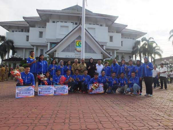 Atlet Karawang Diguyur Bonus 900 Juta