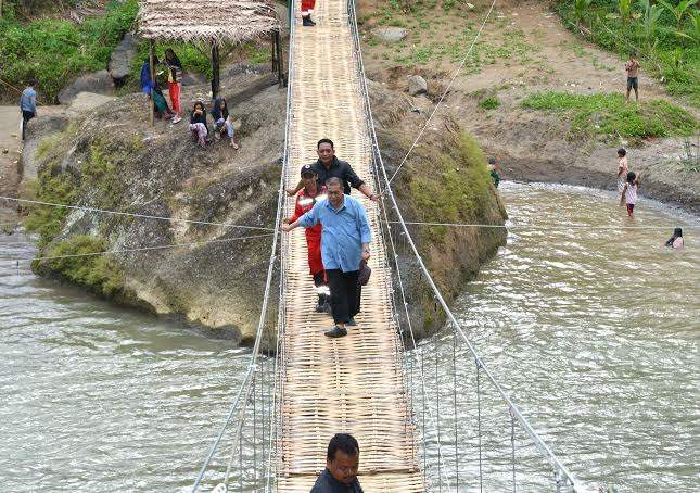 Wagub Demiz Tinjau Jembatan Rawayan Penghubung Garut - Cianjur
