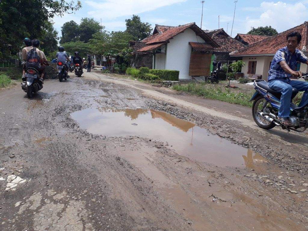 Jalan Desa Kudukeras Banyak Makan Korban, Warga Patungan Perbaiki Jalan Desa Kudukeras Banyak Makan Korban, Warga Patungan Perbaiki