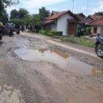 Jalan Desa Kudukeras Banyak Makan Korban, Warga Patungan Perbaiki