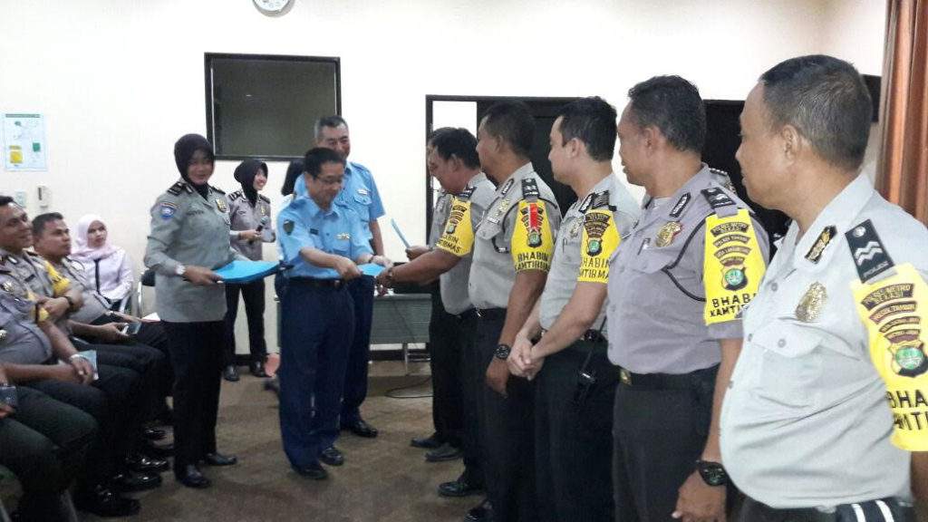 Kapolrestro Bekasi Beri Penghargaan Kepada 18 Anggota Bhabinkamtibmas Kapolrestro Bekasi Beri Penghargaan Kepada 18 Anggota Bhabinkamtibmas