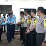 Kapolrestro Bekasi Beri Penghargaan Kepada 18 Anggota Bhabinkamtibmas