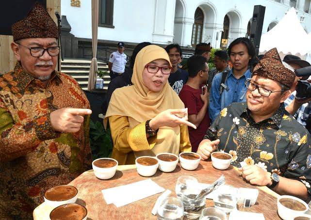 Ribuan Cangkir Kopi Jabar Gratis di #Ngopisaraosna Vol 1