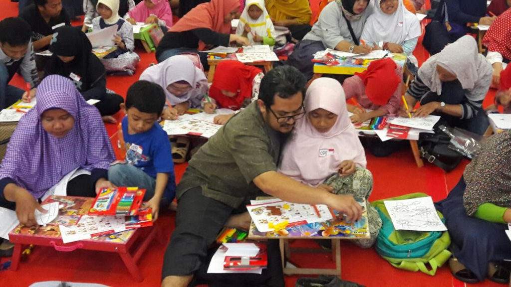 Anak dan Orangtua Bersama Membuat Kerajinan Tangan Melalui Connectorpenchallenge