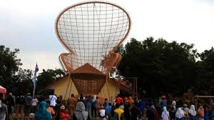 Kursi Rotan Raksasa Gemparkan Kota Udang