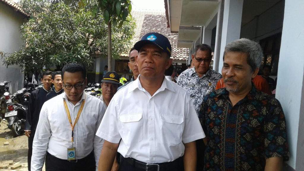 Pasca Ambruk, Mendikbud Tinjau SMAN 1 Muaragembong dan Tengkok Korbannya