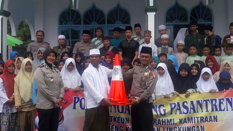 Polsek Indihiang Bekali Santri Tentang Bahaya Kenakalan Remaja