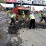 Sat Lantas Polrestro Bekasi Tambal Jalan Berlubang