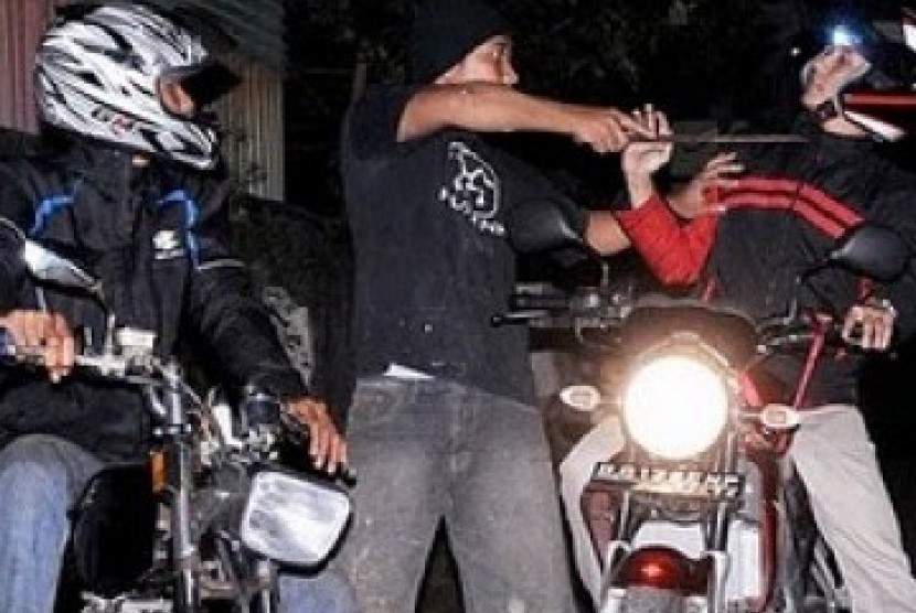 Bela Pelanggan, Tukang Sate Duel Dengan Dua Perampok Bercerulit