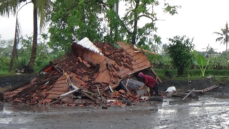 Tiga Kecamatan Disapu Puting Beliung, Atap Rumah Beterbangan Tiga Kecamatan Disapu Puting Beliung, Atap Rumah Beterbangan