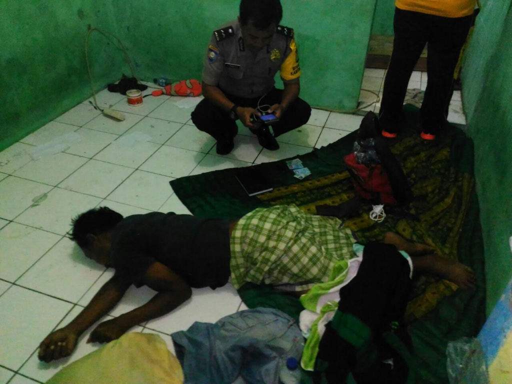 Pria Ini Ditemukan Tewas Di Kamar Kontrakannya Pria Ini Ditemukan Tewas Di Kamar Kontrakannya
