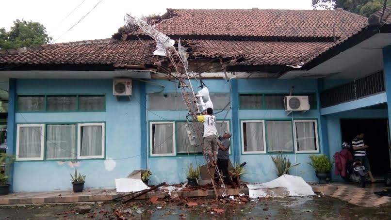 Menara Diskominfo Roboh, Jaringan Internet 40 Kec Dan 32 Dinas Terganggu Menara Diskominfo Roboh, Jaringan Internet 40 Kec Dan 32 Dinas Terganggu