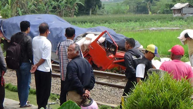 Rem Blong, Truk Bawa Pupuk Nyungsep Ke Sawah