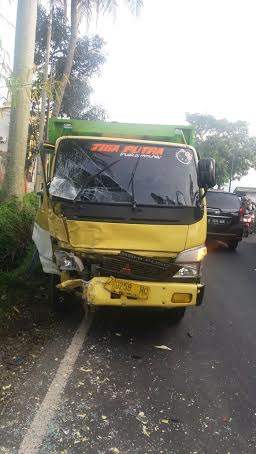 Sopir Ngantuk, Truk Tabrak Dua Mobil Hingga Ringsek Berat