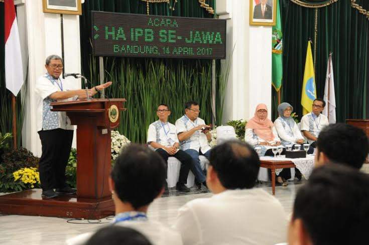 Aher Ingin Alumni IPB Tularkan Ilmu Ke Masyarakat Demi Ketahanan Pangan Aher Ingin Alumni IPB Tularkan Ilmu Ke Masyarakat Demi Ketahanan Pangan