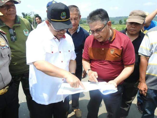 Gubernur Tinjau Langsung Lokasi Pilar Turun Jembatan Cipamingkis Gubernur Tinjau Langsung Lokasi Pilar Turun Jembatan Cipamingkis