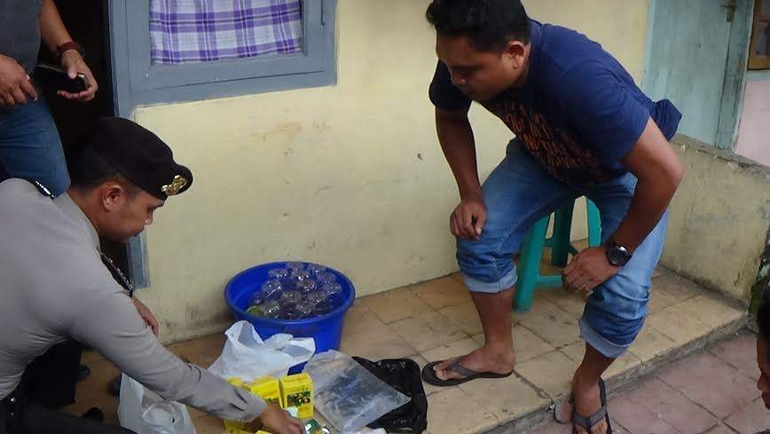 Digerebek Polisi, Kamar Kontrakan Ini Ternyata "Pabrik" Miras Oplosan Digerebek Polisi, Kamar Kontrakan Ini Ternyata "Pabrik" Miras Oplosan