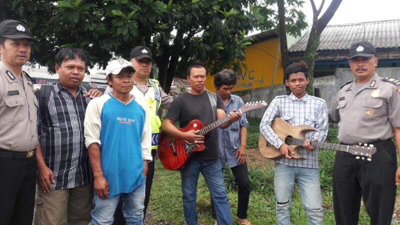 Ganggu Kamtibselcarlantas Polsek Indihiang Tertibkan Pengamen Jalanan Ganggu Kamtibselcarlantas Polsek Indihiang Tertibkan Pengamen Jalanan