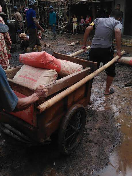 Polisi Bantu Pembangunan Gedung Sekolah Di Tasik Kota