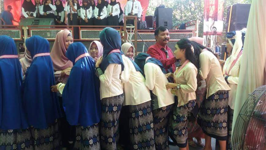 Pentas Seni & Budaya Meriahkan Pelepasan Siswa SMAN 1 Pabedilan Pentas Seni & Budaya Meriahkan Pelepasan Siswa SMAN 1 Pabedilan