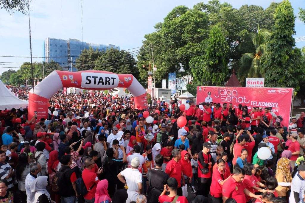 Rangkul Masyarakat Pesisir, Telkomsel Gelar Acara Jalan Sehat di Kota Cirebon