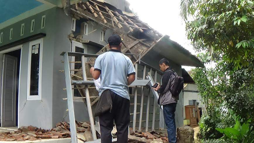 Begini Dahsyatnya Dampak Gempa Tasik Kemarin Malam Begini Dahsyatnya Dampak Gempa Tasik Kemarin Malam
