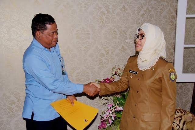 Bupati Serahkan SK Direksi PDAM Tirta Darma Ayu