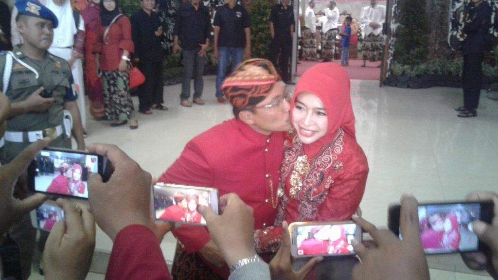 Usai Sidang Paripurna, Bupati Cirebon Pamer Kemesraan Cium Pipi Istri