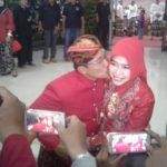 Usai Sidang Paripurna, Bupati Cirebon Pamer Kemesraan Cium Pipi Istri