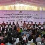 Di Cirebon, Demiz Dampingi Jokowi Bagikan Sertifikat Tanah