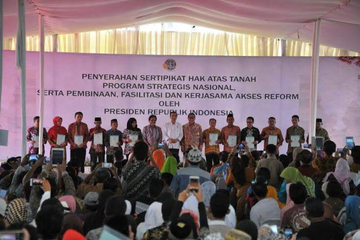 Di Cirebon, Demiz Dampingi Jokowi Bagikan Sertifikat Tanah