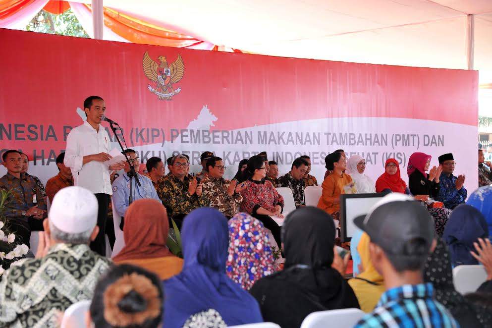 Kunker Ke Jabar, Gubernur Aher Dampingi Jokowi Serahkan KIP, KIS, dan PMT Kunker Ke Jabar, Gubernur Aher Dampingi Jokowi Serahkan KIP, KIS, dan PMT