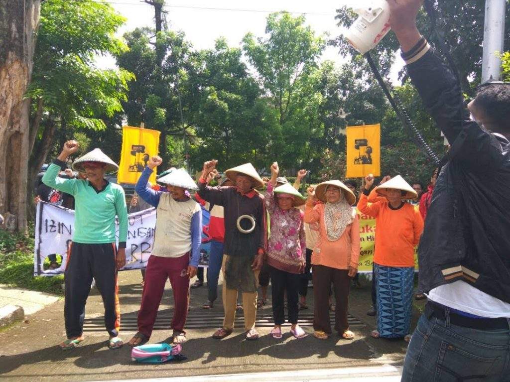 Walhi Sesalkan Tiga Bank Asing Teken Perjanjian Pembiayaan PLTU II Walhi Sesalkan Tiga Bank Asing Teken Perjanjian Pembiayaan PLTU II