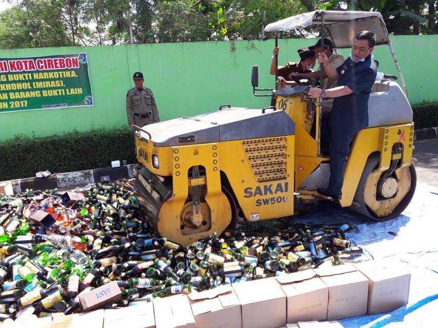 Walikota Cirebon Gilas Ribuan Botol Miras Walikota Cirebon Gilas Ribuan Botol Miras