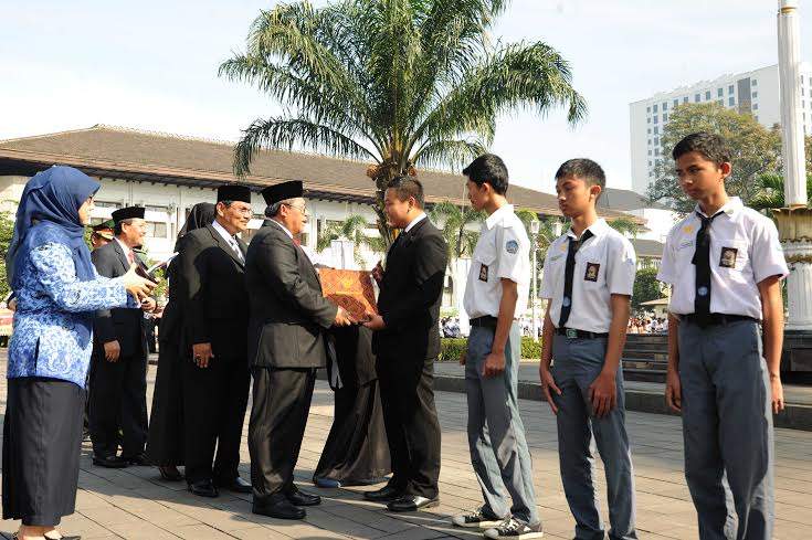 Tak Ingin Hardiknas Hanya Ceremony, Aher: Percepat Pemerataan & Kualitas Pendidikan Tak Ingin Hardiknas Hanya Ceremony, Aher: Percepat Pemerataan & Kualitas Pendidikan