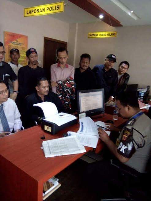 Gara-gara Status Facebook, Aking Saputra Dipolisikan Meski Sudah Minta Maaf Gara-gara Status Facebook, Aking Saputra Dipolisikan Meski Sudah Minta Maaf