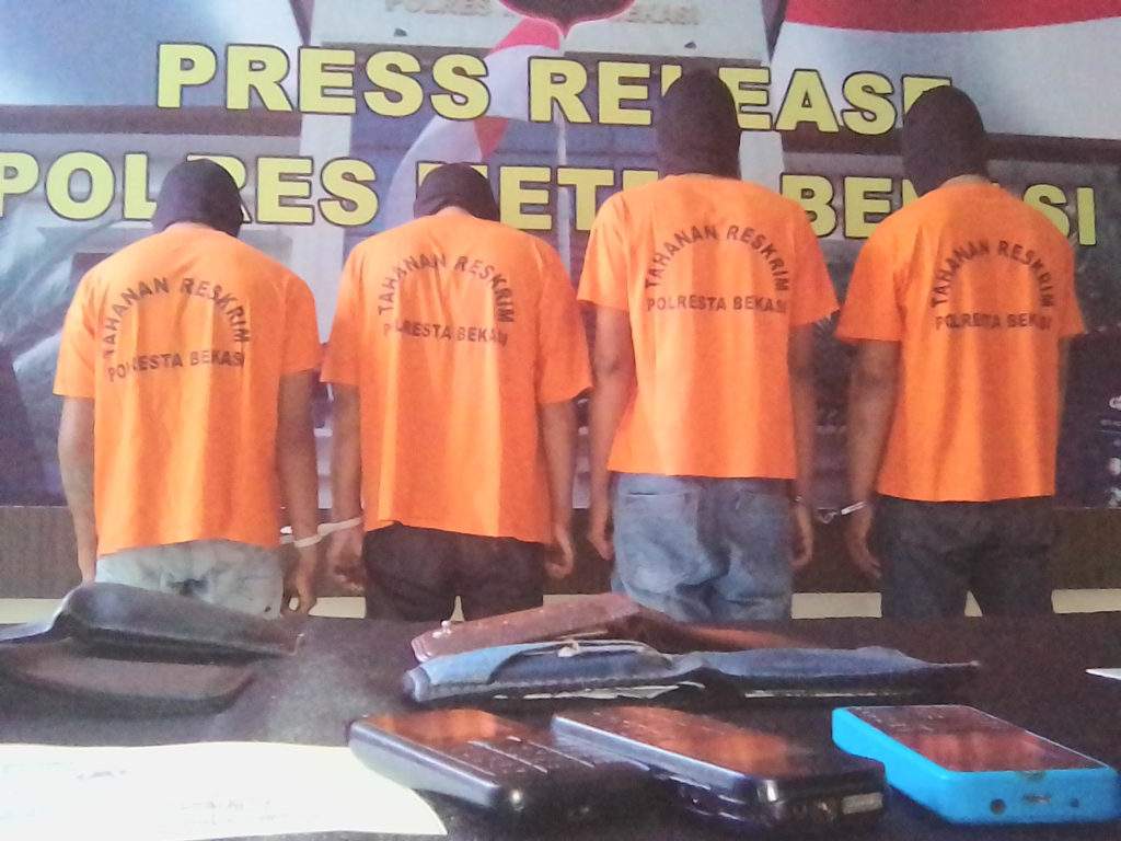 Empat Pelaku Curas Berhasil Dibekuk Sat Reskrim Polrestro Bekasi Empat Pelaku Curas Berhasil Dibekuk Sat Reskrim Polrestro Bekasi