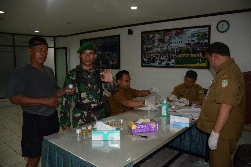 Korem 051/Wkt Bersama BNK Kab. Bekasi Gelar Tes Urine Dadakan Kepada Prajuritnya Korem 051/Wkt Bersama BNK Kab. Bekasi Gelar Tes Urine Dadakan Kepada Prajuritnya
