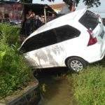 Hindari Sepeda Motor Minibus Terjun Ke Parit