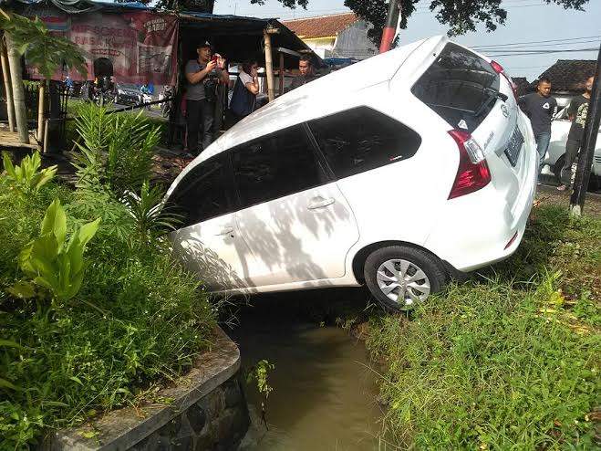 Hindari Sepeda Motor Minibus Terjun Ke Parit
