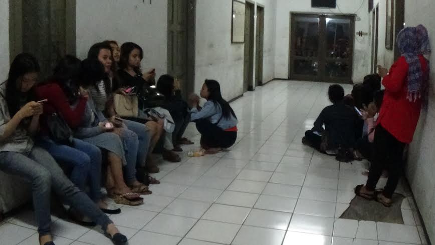 Ratusan PL Menangis Histeris Saat Digrebek Petugas Gabungan