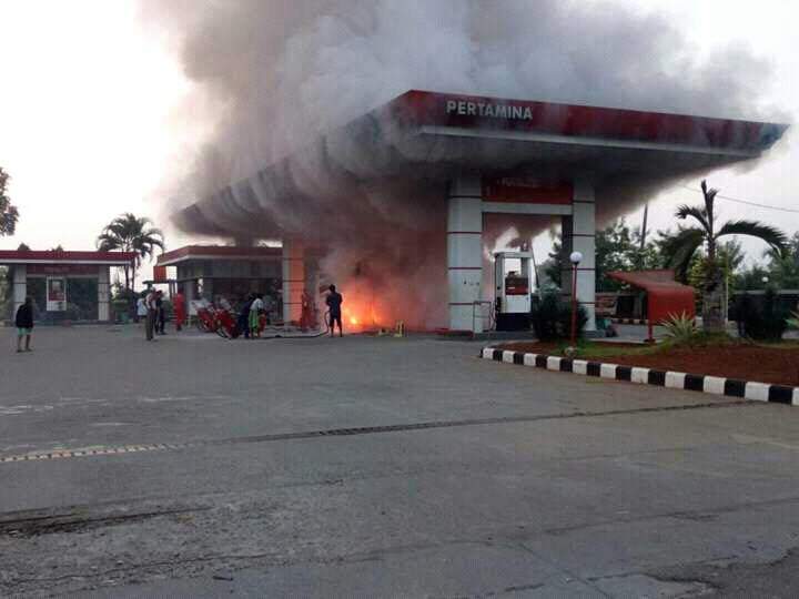 Tidak Mematikan Mesin Saat Isi BBM, SPBU Blokang Terbakar Tidak Mematikan Mesin Saat Isi BBM, SPBU Blokang Terbakar