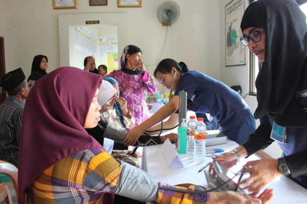 Lippo Cikarang Berikan Pengobatan Gratis