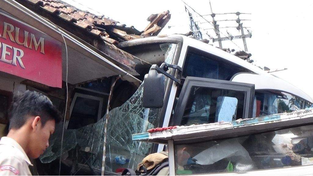 Bus Pariwisata Tabrak Warung, Penumpang Luka-luka Bus Pariwisata Tabrak Warung, Penumpang Luka-luka