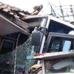 Bus Pariwisata Tabrak Warung, Penumpang Luka-luka