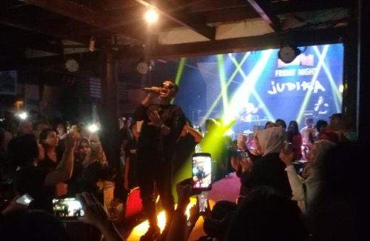 Judika "Hipnotis" Pengunjung Bebek Bali Di Even Friday Night Judika "Hipnotis" Pengunjung Bebek Bali Di Even Friday Night