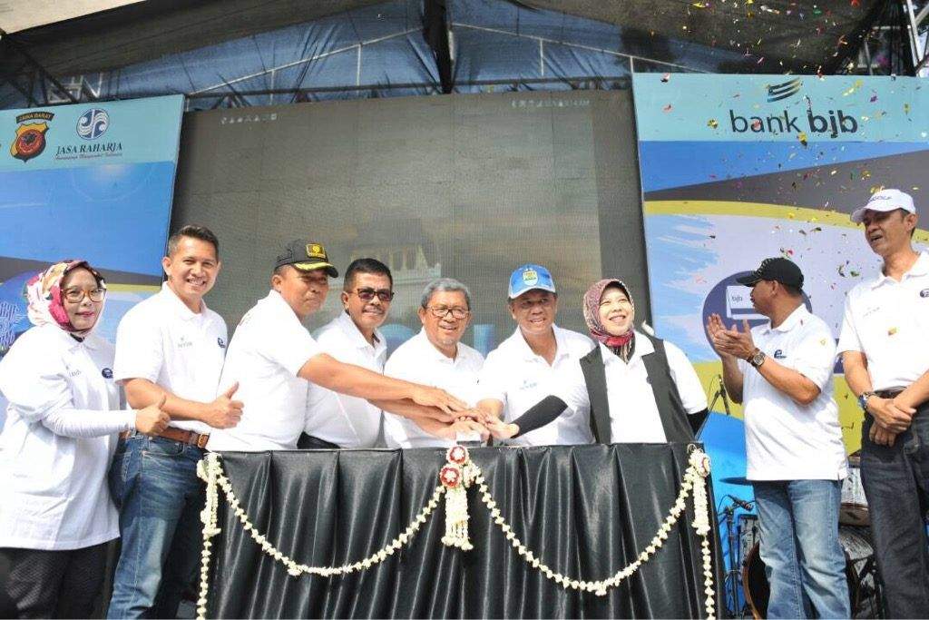 Terobosan Pemprov Jabar: Bayar Pajak Kendaraan Bisa Lewat Handphone Terobosan Pemprov Jabar: Bayar Pajak Kendaraan Bisa Lewat Handphone