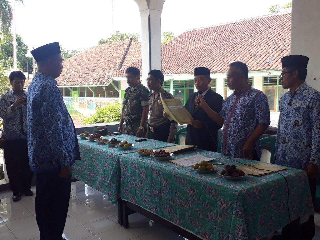 Camat Waled Lantik Masropy Sebagai Penjabat Kuwu Cikulak Camat Waled Lantik Masropy Sebagai Penjabat Kuwu Cikulak